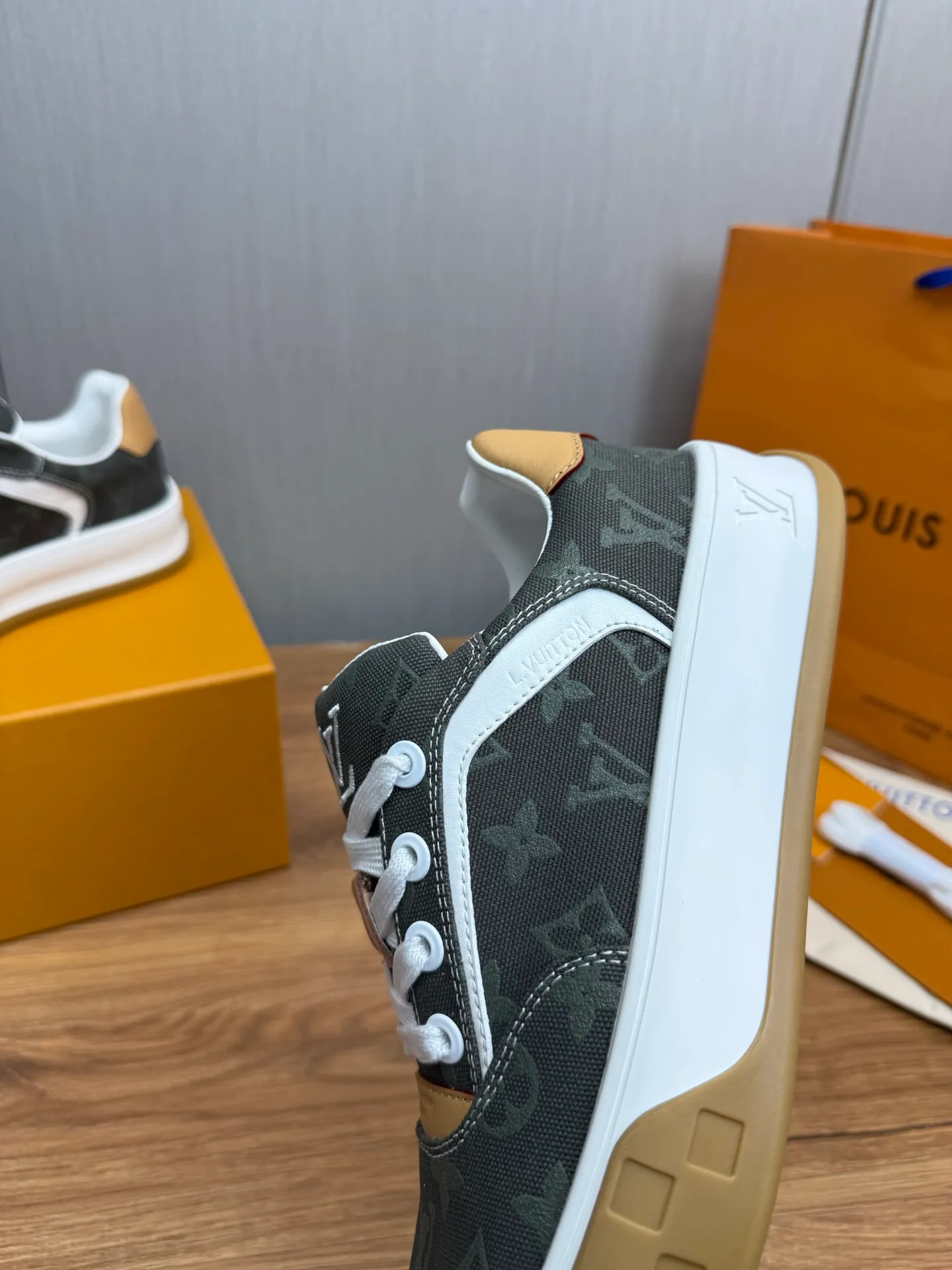 Men's shoes 620💰 Lv. Top purchasing agent🇮🇹 Louis Vuitton, sports sneakers counter synchronization, uppers imported from Italy, high-quality splicing and complex handicrafts, imported mesh pads are soft and comfortable, soles: original factory special soles, TPU exclusive movable molded soles super comfortable, original factory single goods, 🔍🔍high quality, you can enter and exit the counter at will, welcome to compare, code number 38-44 (customized 38.45)